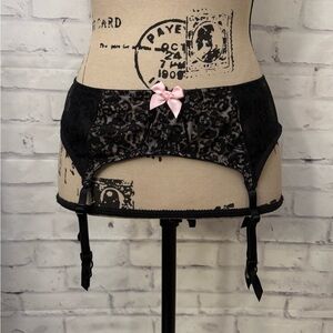 Victoria’s Secret Size M/L Garter Belt  Black Animal Print Bow Lace Sexy Neglige
